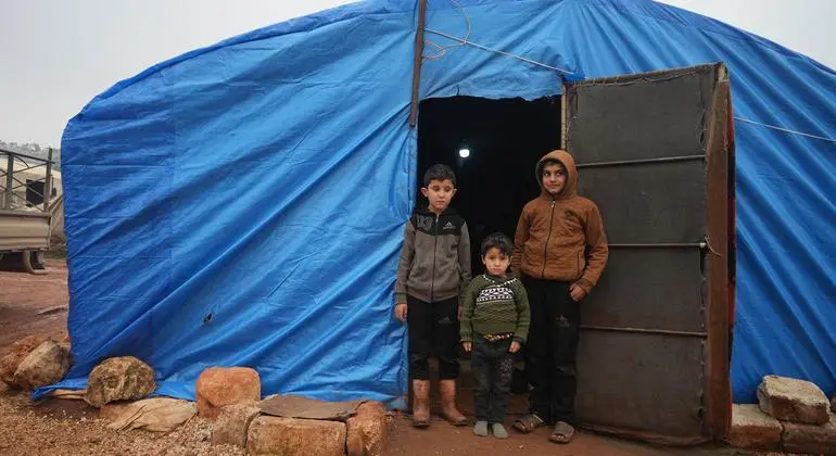 سوريا – وفاة رضيعين بسبب البرد القارس، وتأثر 90 موقعا للنازحين في الشمال