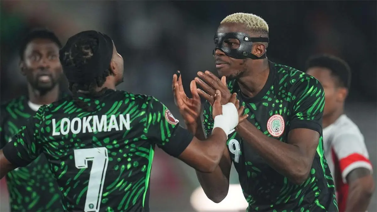 بسبب لوكمان.. نيجيريا توضح حقيقة مغادرة أوسيمين معسكر كأس أمم إفريقيا