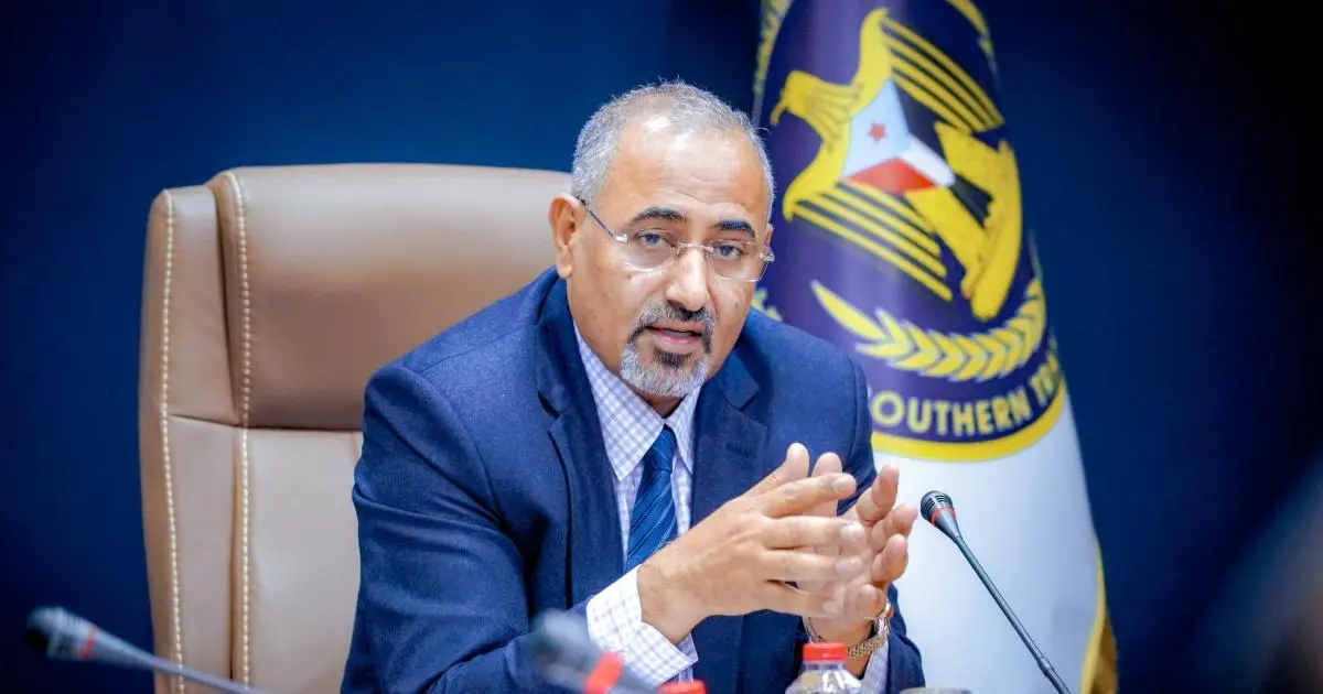 وفد من "الانتقالي" برئاسة الزبيدي يتجه إلى الرياض