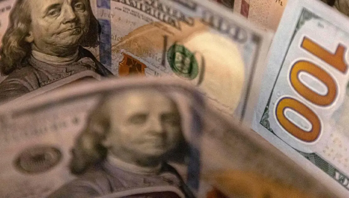 الدولار يستقر قرب أعلى مستوى في أسبوعين