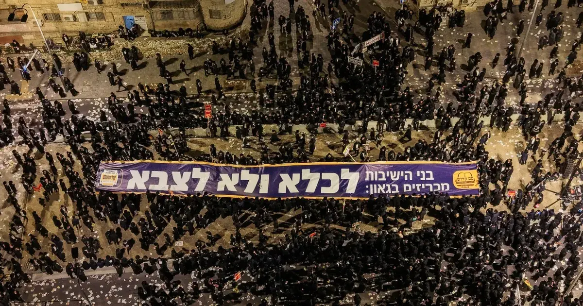 حافلة تقتحم مسيرة لليهود المتشددين المعارضين للتجنيد بالجيش الإسرائيلي