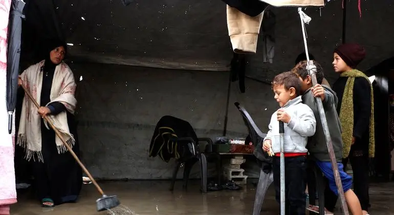 غزة - عواصف الشتاء تؤثر على 65 ألف أسرة، والخيام لا يمكن أن تكون الخيار الوحيد للمأوى