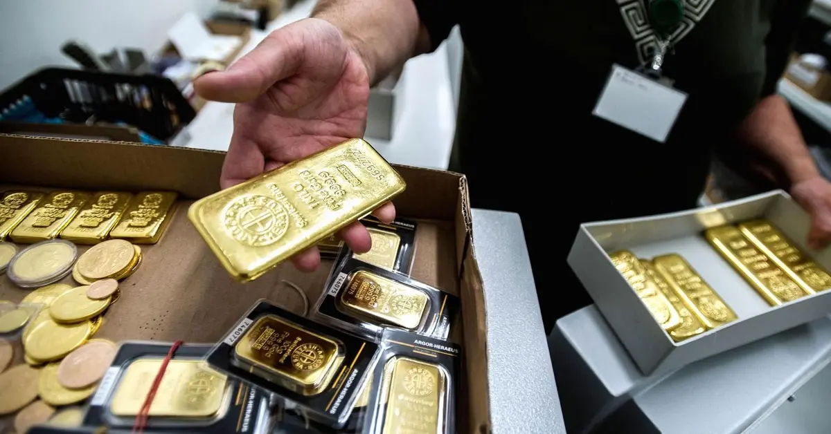 أسعار الذهب تتراجع بأكثر من 1% بضغط من عمليات جني الأرباح