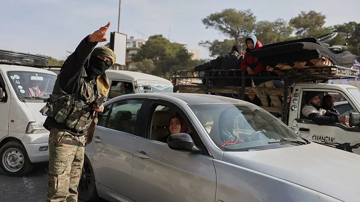 الجيش السوري يقصف مراكز قسد شمال حلب.. والاشتباكات تجبر الآلاف على النزوح