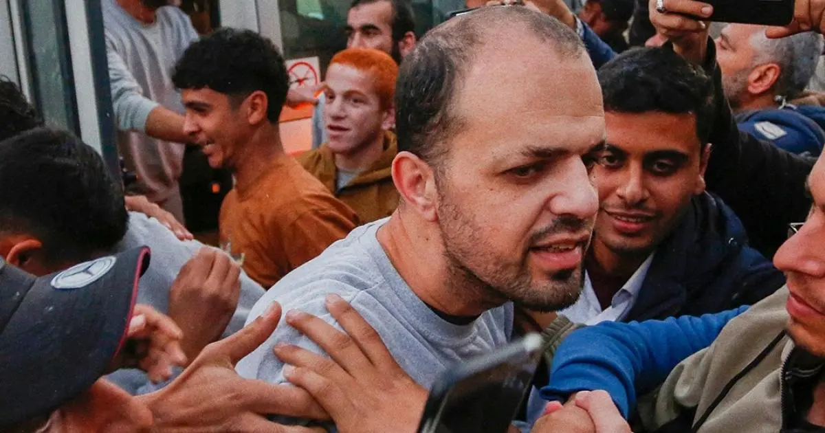 وصول 10 أسرى فلسطينيين مفرج عنهم إلى مستشفى في غزة