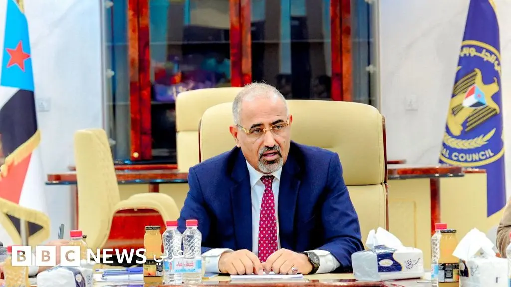 المجلس الانتقالي الجنوبي باليمن يقول إن رئيسه "يواصل مهامه من عدن"، ويعلن فقدان الاتصال مع وفده في السعودية - BBC News عربي