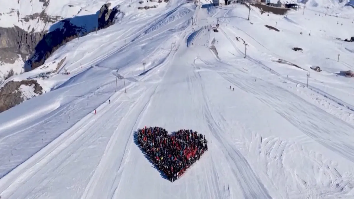 بقلب عملاق في الثلج.. متزلجون يحيون ذكرى ضحايا حريق الحانة السويسرية