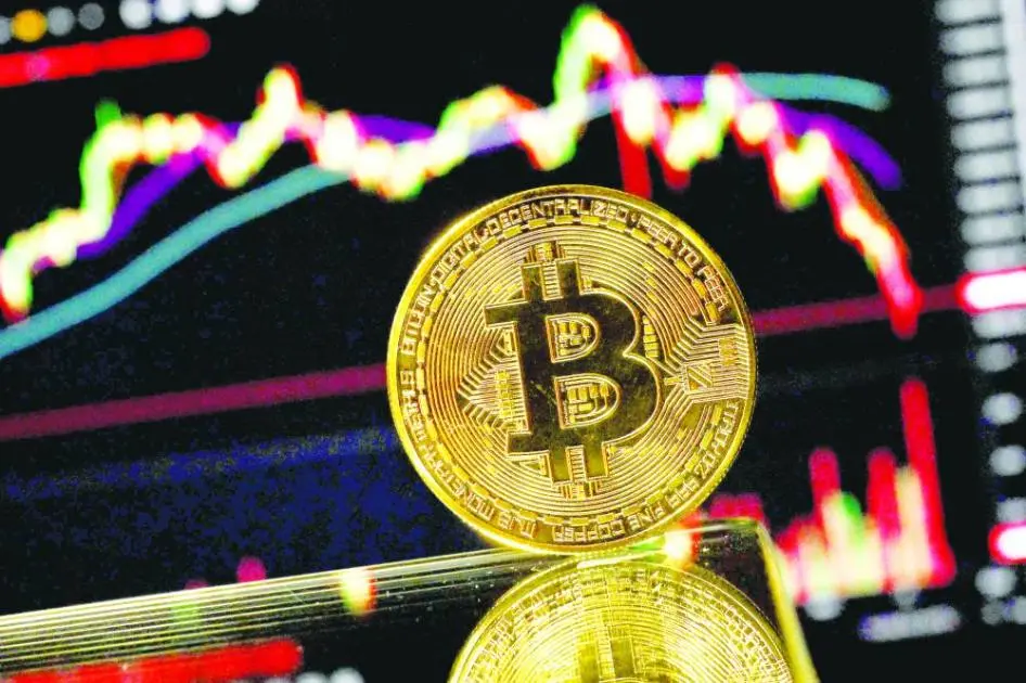 البيتكوين تتراجع دون 93 ألف دولار