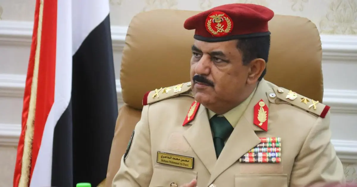 العليمي يعفي وزير الدفاع اليمني من منصبه