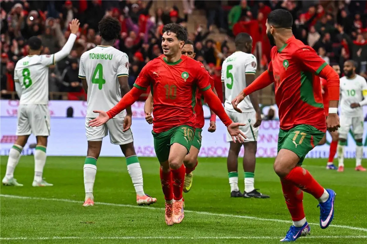 "كاف" يُعلن حكم مباراة المغرب والكاميرون في كأس أمم إفريقيا.. موقف أمين عمر