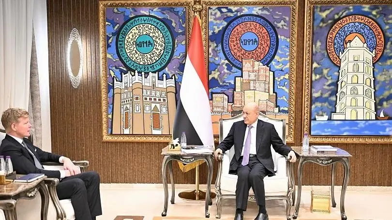 العليمي: عملية استلام المعسكرات في الجنوب تقدمت بسلاسة حتى عدن