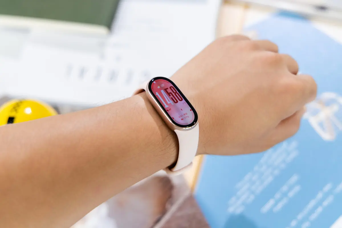 مقارنة بين Xiaomi Smart Band 10 و Fitbit: أيهما الأفضل في تتبع الصحة؟