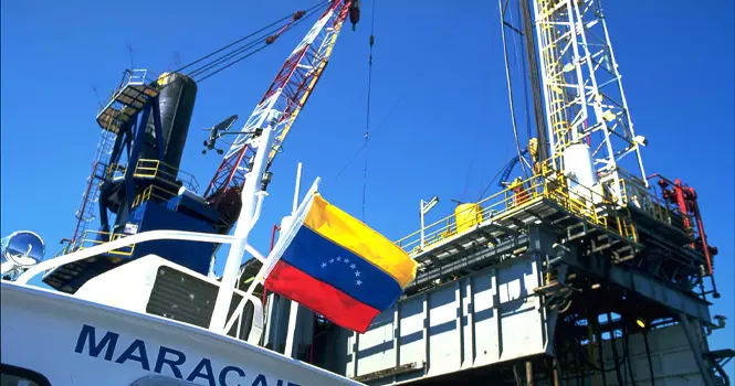 صحيفة: ترامب يخطط للسيطرة على النفط في فنزويلا لسنوات وخفض الأسعار إلى 50 دولارًا