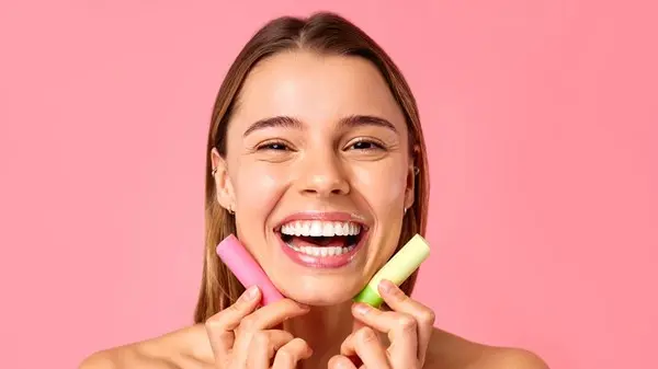 زهرة الخليج - تغلبي على تشقق الشفاه شتاءً.. 3 حيل ذكية مُجَرَّبة