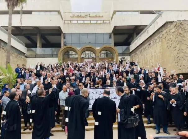 وسط احتجاجات المحامين… الحكومة تصادق على مشروع قانون المحاماة وتتعهد بمواصلة الحوار – اليوم 24