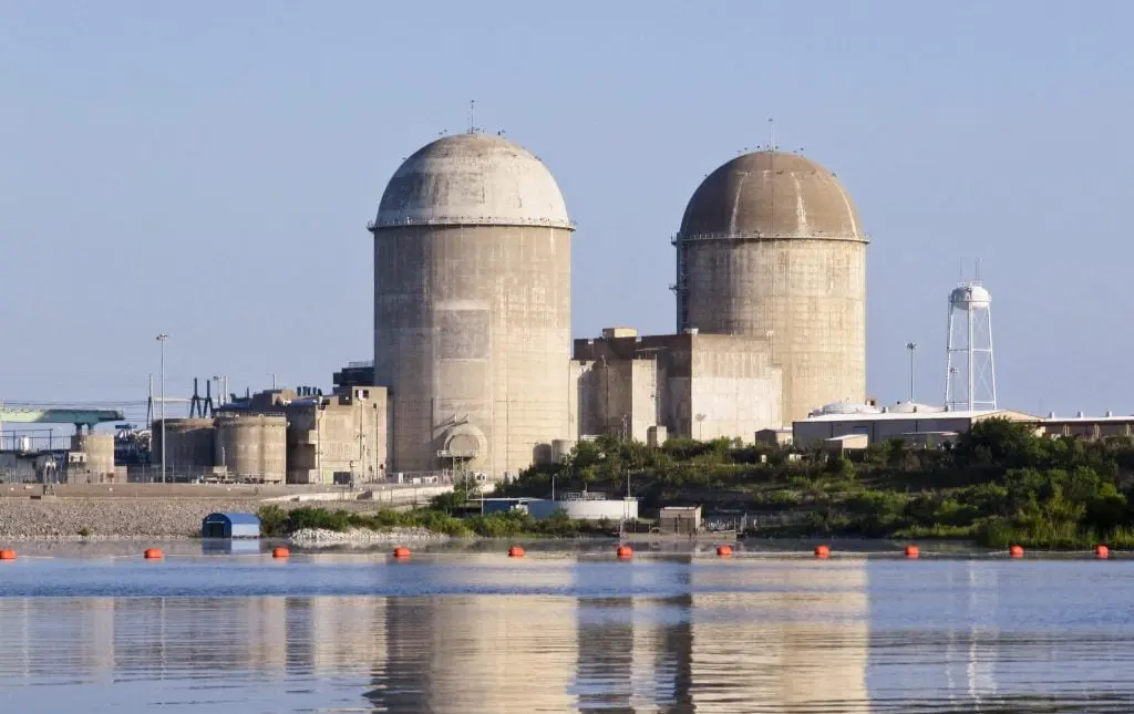 اتفاقيات نووية تؤمّن الكهرباء النظيفة 20 عامًا لمراكز البيانات في أميركا - الطاقة