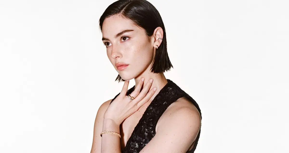 CHANEL تحتفل بحملة COCO CRUSH الجديدة مع Gracie Abrams وأصدقاء الدار