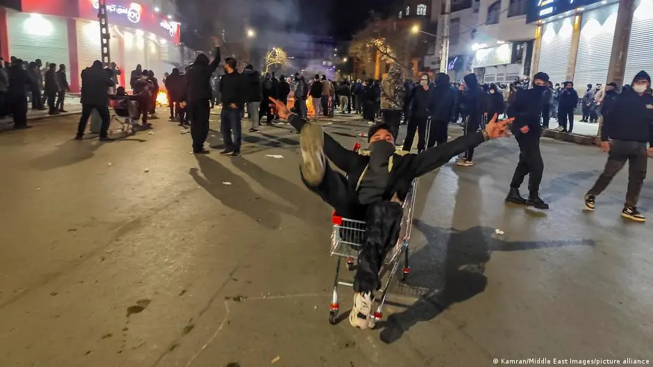 احتجاجات إيران تتصاعد وسط انقطاع الإنترنت والشرق الأوسط يغلي – DW – 2026/1/9