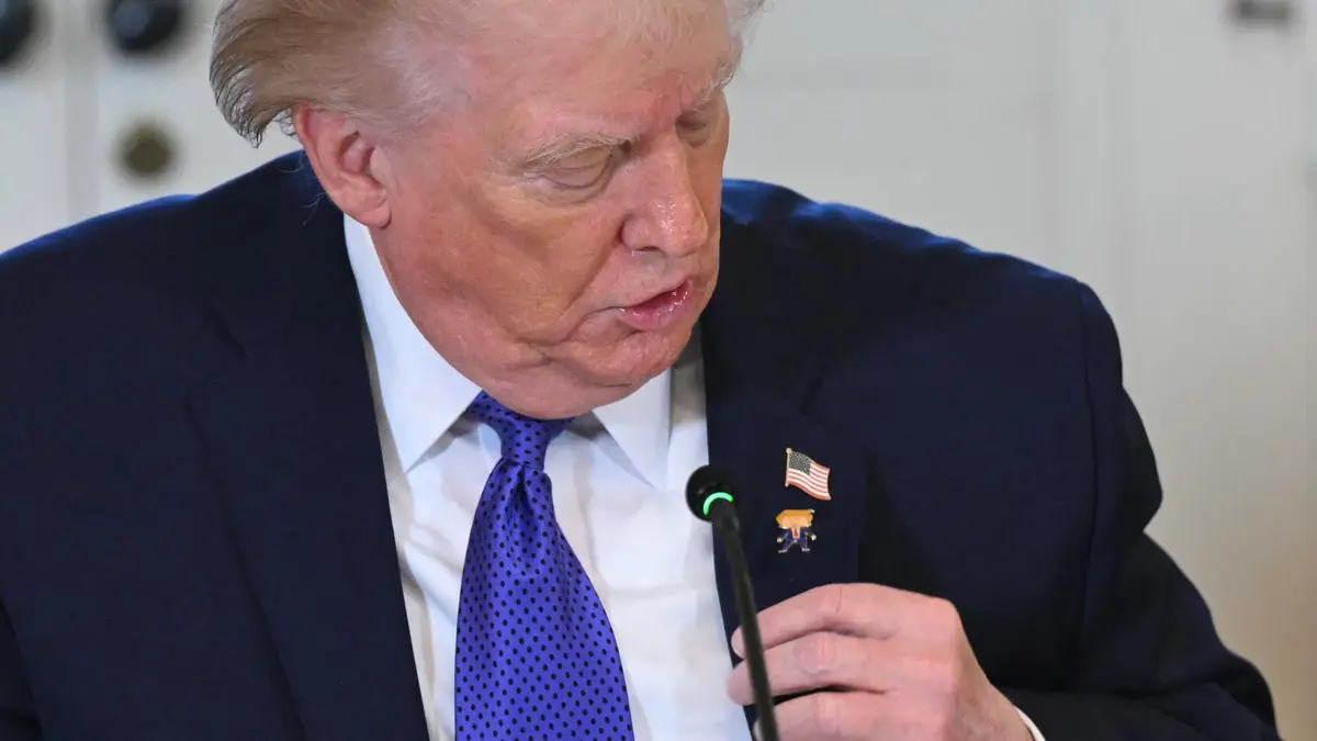 "ترامب السعيد".. رئيس أمريكا يفسر ارتداء دبوس يحمل صورته خلال لقاء مسؤولي شركات النفط (فيديو)