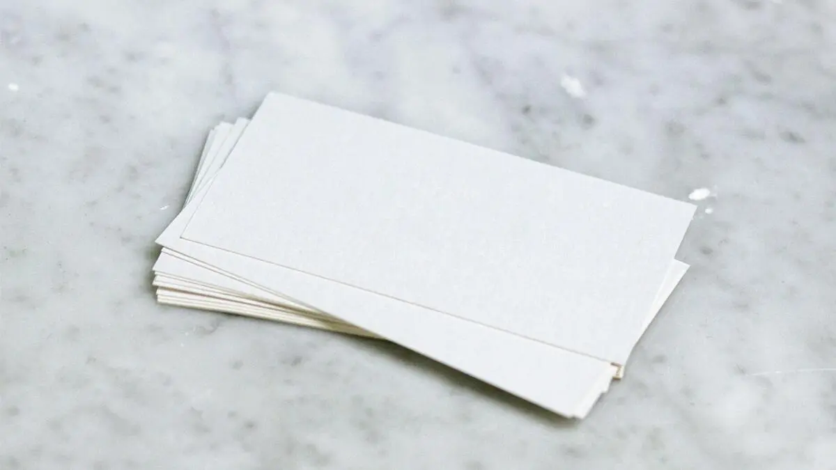 ما الأفضل: مخاطبة زميلك باسمه الأول فقط أم استخدام اللقب الرسمي؟