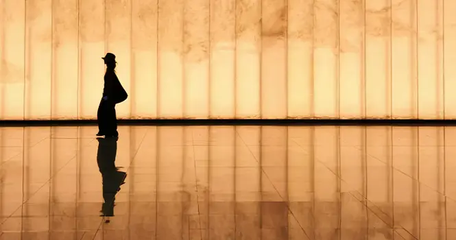 كيف تقتل بيئة العمل ثقتنا بأنفسنا وتحوّلنا إلى آلات لإثبات الذات؟