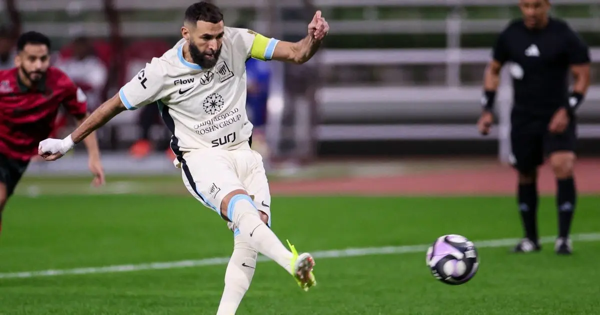 شاهد.. كريم بنزيما يسجل "هاتريك" في أول شوط بلقاء الاتحاد والخلود