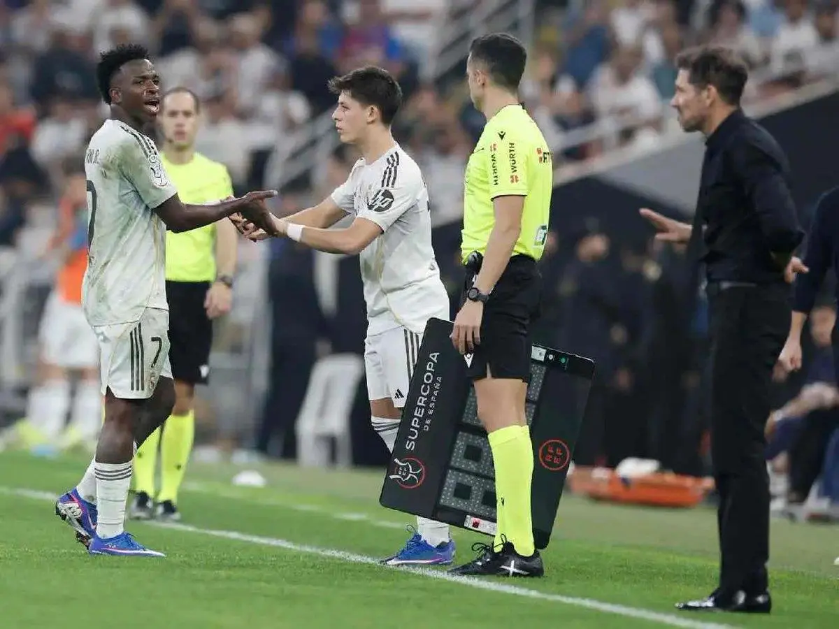 أتلتيكو مدريد يتهكم على مشادة سيميوني وفينيسيوس في ديربي السوبر الإسباني