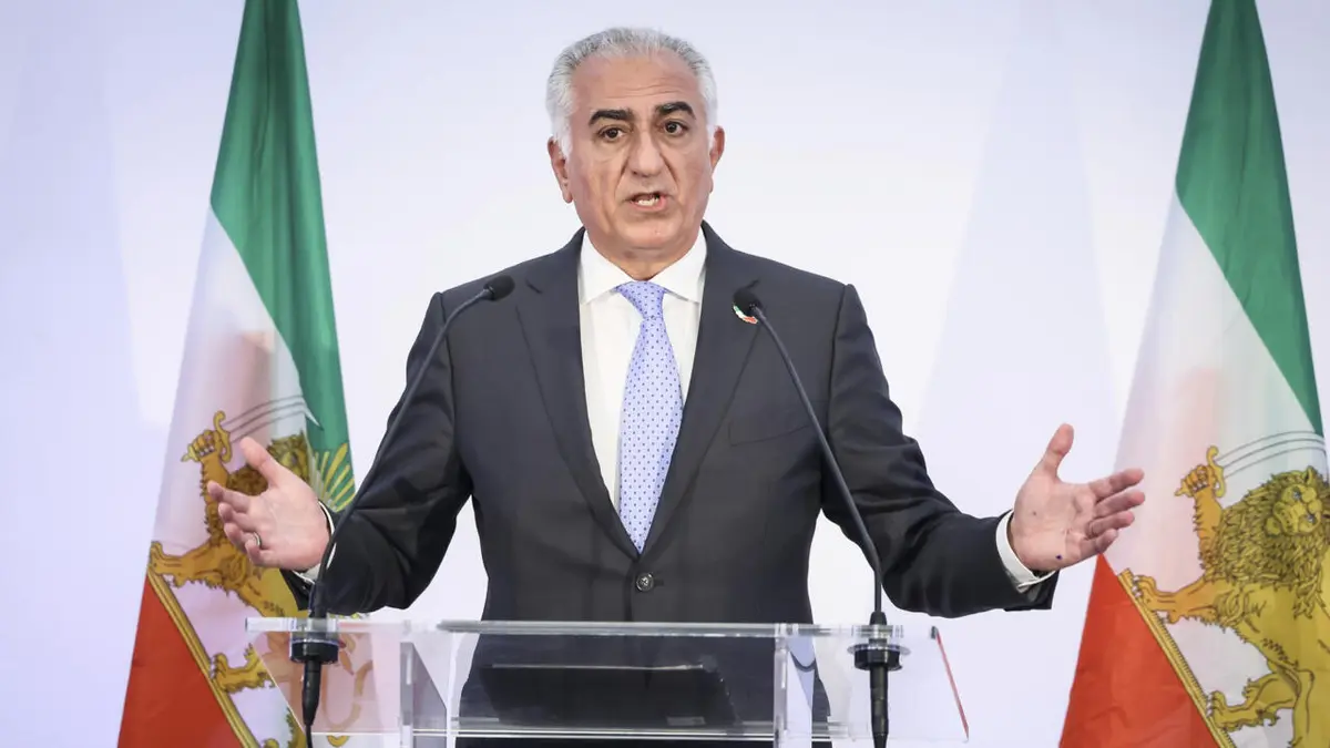 من هو رضا بهلوي نجل الشاه الذي يسعى لفرض نفسه كبديل للنظام الإيراني؟