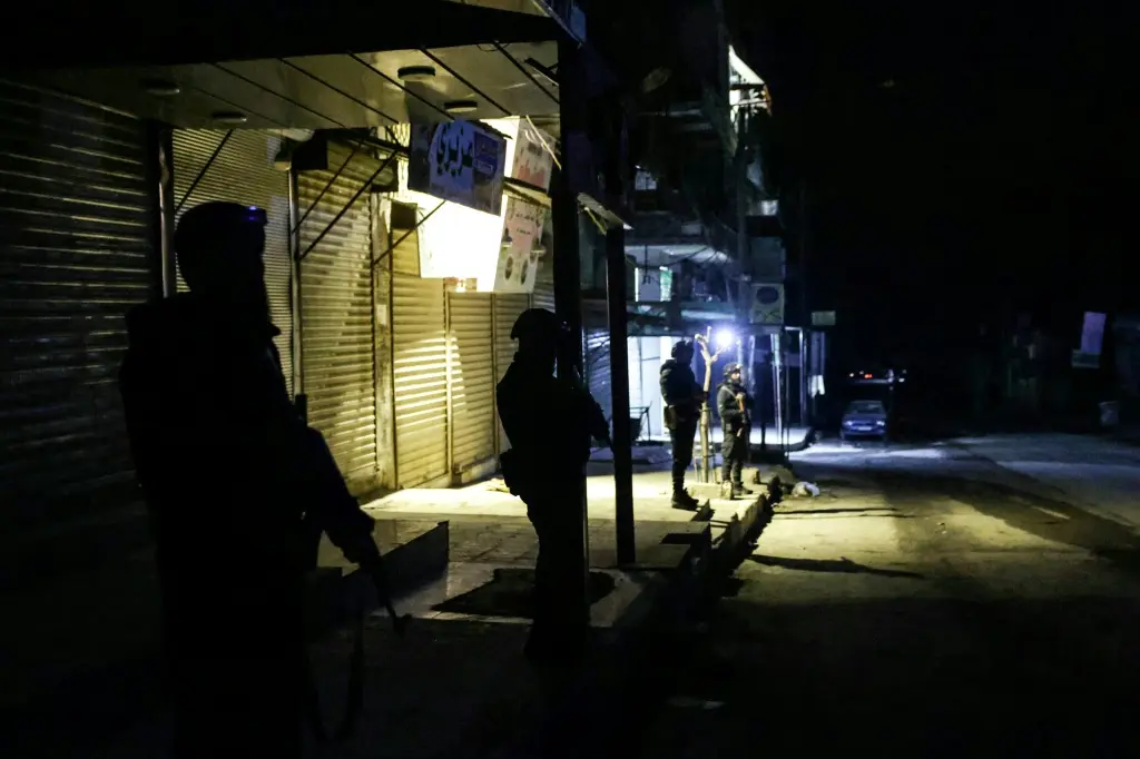 السلطات المحلية: المقاتلون الأكراد المحاصرون في حلب سيُنقلون إلى منطقة الإدارة الذاتية في شمال شرق سوريا