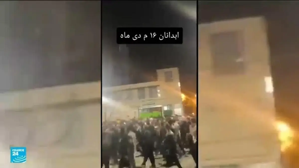 احتجاجات إيران في تصاعد ومتظاهرون يحطمون تمثالا لقاسم سليماني