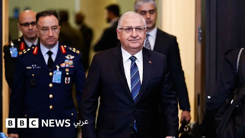 الجيش السوري يدعو إلى إخلاء مناطق قبل قصفها، ووزير الدفاع التركي "يرحب" بالعملية العسكرية ضد قوات كردية - BBC News عربي