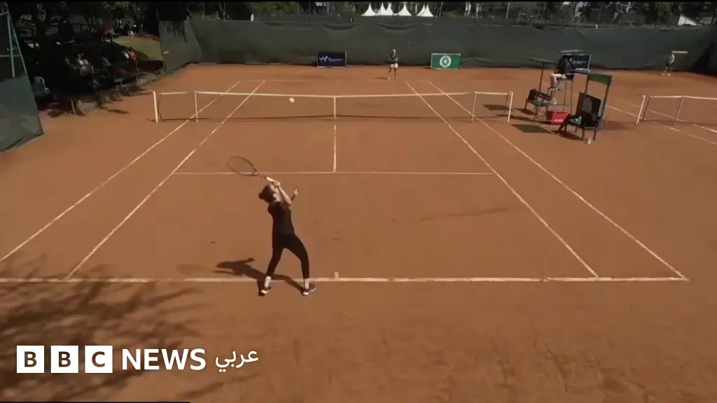 هاجر عبد القادر: لماذا أثارت لاعبة تنس مصرية جدلًا عالميًا؟ - BBC News عربي