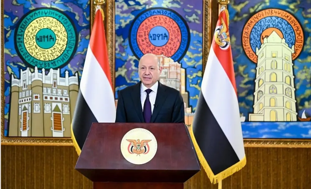 الرئيس اليمني يعلن نجاح عملية استلام المعسكرات وتشكيل لجنة عسكرية عليا لاستعادة مؤسسات الدولة سلما اوحربا