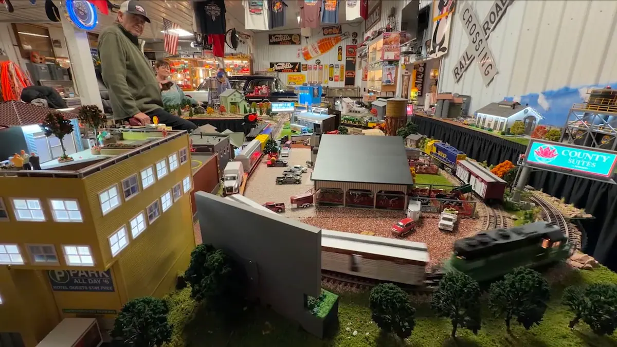 خمس سنوات من العمل المتواصل.. رجل يبني بلدة خشبية مصغّرة، كيف تبدو؟