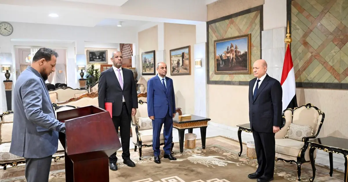 محافظ عدن الجديد يؤدي اليمين الدستورية في الرياض
