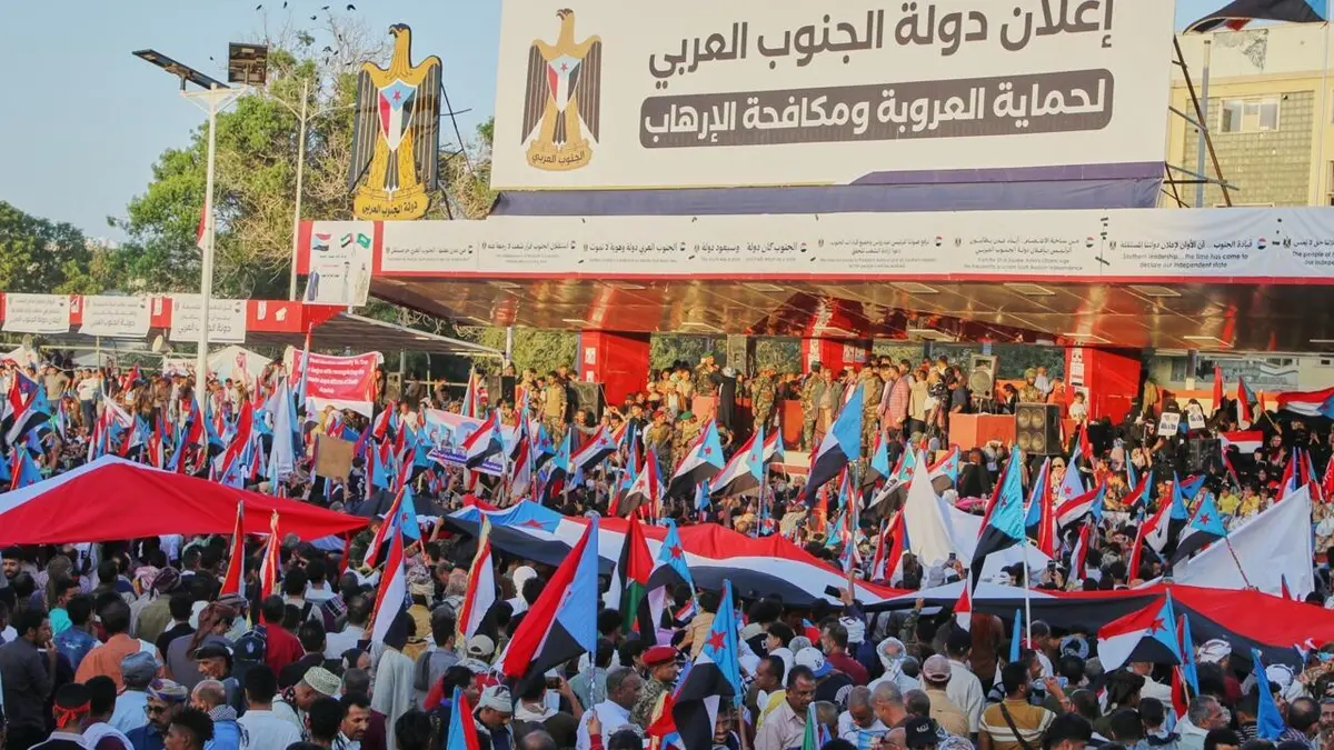 المجلس الانتقالي الجنوبي باليمن ينفي حله والآلاف يتظاهرون تأييدا له