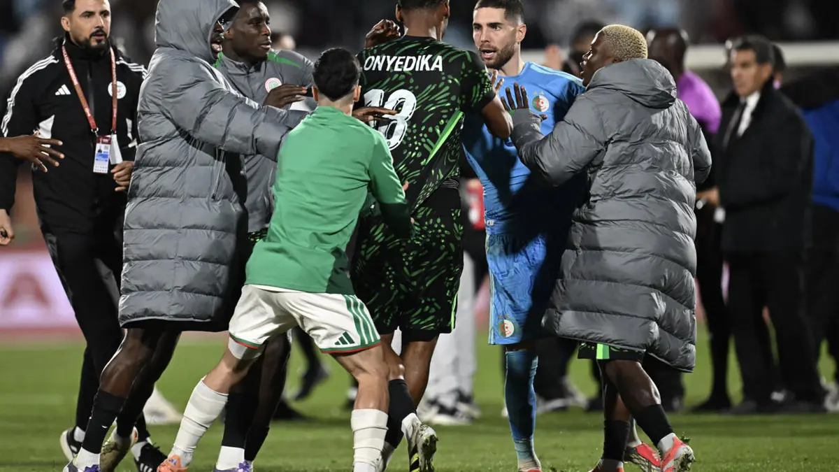 فيديو: مناوشات بين لاعبي نيجيريا والجزائر بعد مواجهة ربع النهائي في كأس أمم أفريقيا