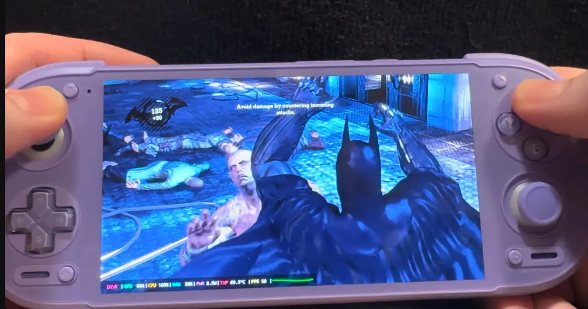 عرض Retroid Pocket 6 لتشغيل Batman: Arkham Asylum بسرعة 60 إطارًا