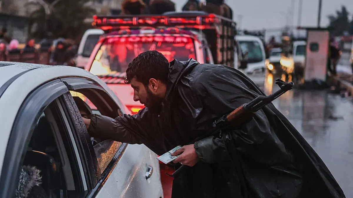 نقل مقاتلين أكراد من حيّ الشيخ مقصود في حلب.. وبراك يدعو دمشق إلى الحوار مع "قسد"