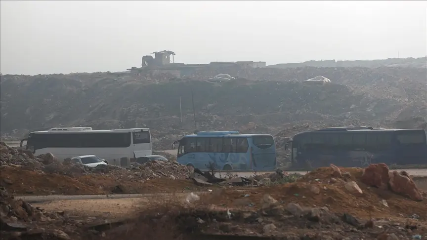 خروج مسلحي قسد بالحافلات من حيّ الشيخ مقصود في حلب