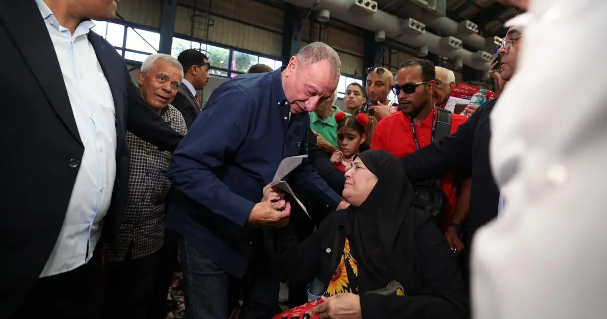 لماذا سافر محمود الخطيب رئيس الأهلي المصري إلى باريس؟