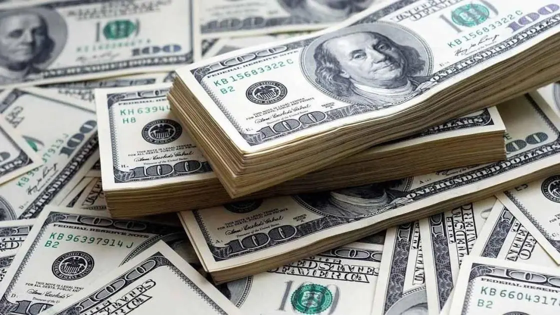 الدولار يتراجع بعد احتدام خلاف «ترامب -باول»