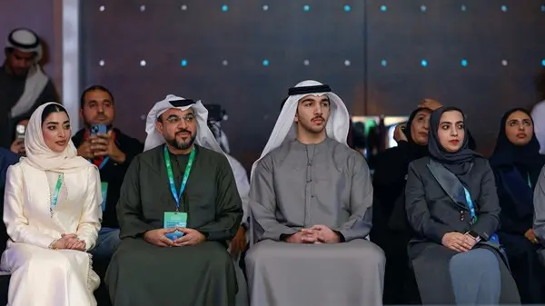 زهرة الخليج - محمد بن راشد بن محمد بن راشد يكرّم الفائز بـ«جائزة صناع المحتوى التعليمي»