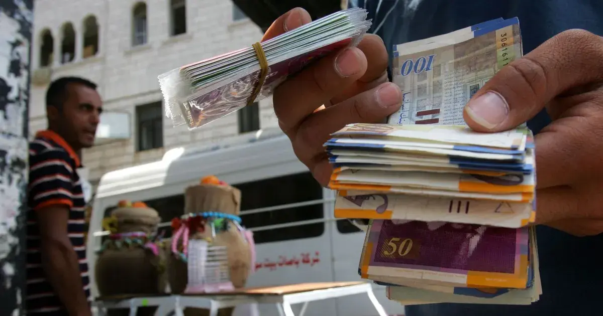 الحكومة الفلسطينية تدفع 60% من رواتب الموظفين عن أكتوبر الماضي