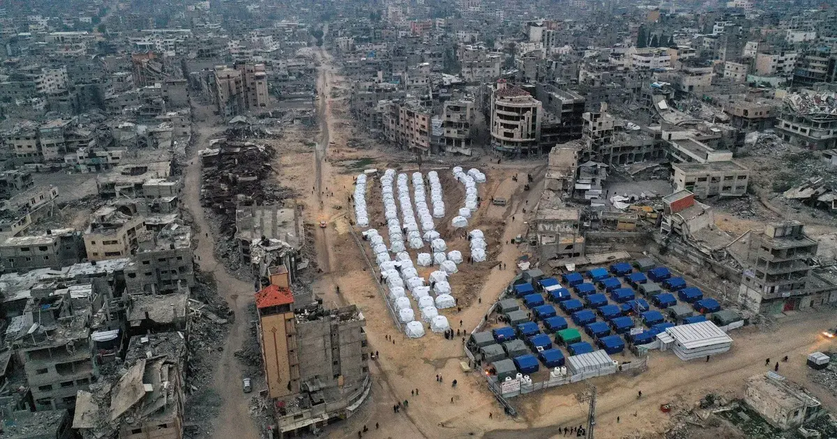 استئناف الدراسة في قطاع غزة داخل خيام قرب "الخط الأصفر"