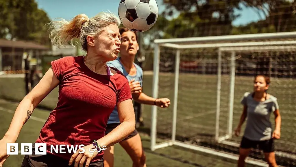 الخرف: ما الذي يجعل ضرب الكرة بالرأس خطيراً جداً على الدماغ؟ - BBC News عربي