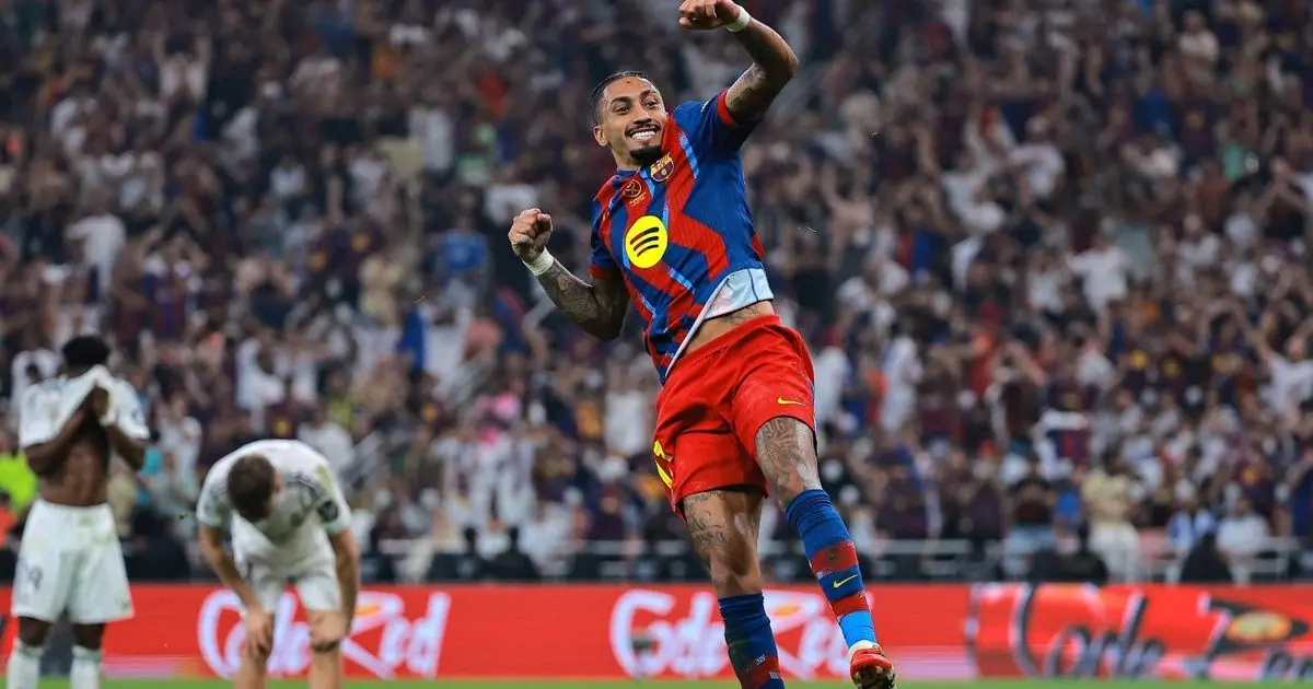 شاهد.. رافينيا يقهر ريال مدريد ويقود برشلونة للظفر بكأس السوبر في جدة