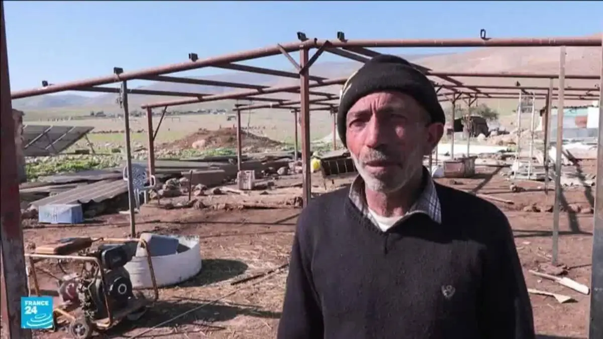 اعتداءات المستوطنين تجبر عشرات العائلات الفلسطينية لمغادرة قرية عين رأس العوجا بالضفة الغربية