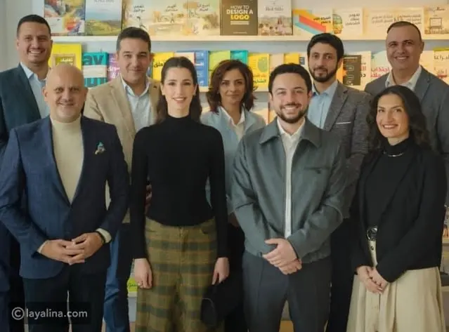 تألّق ملكي يجمع بين الأناقة والثقافة: الأميرة رجوة تخطف الأنظار مع ولي العهد الأردني