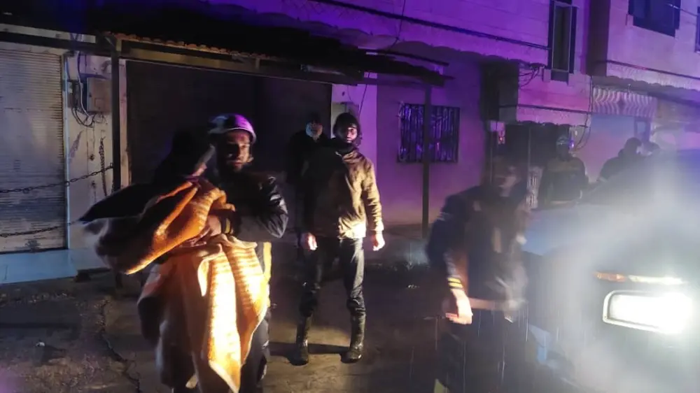 الدفاع المدني ينقذ 13 شخصاً حاصرتهم السيول في ريف حمص الغربي